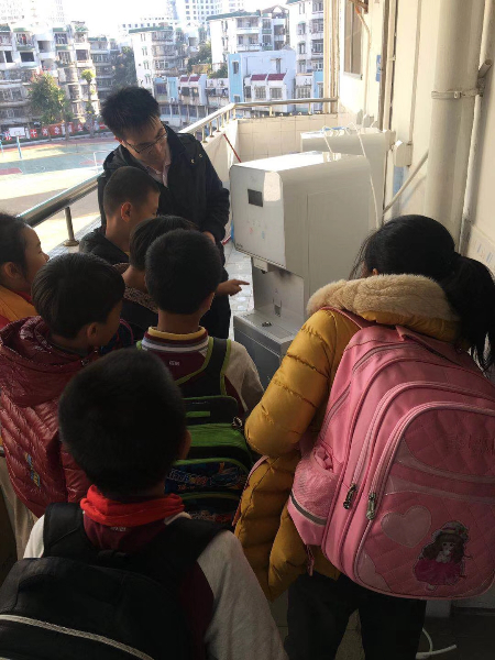 校園直飲機凈水設(shè)備使用案例